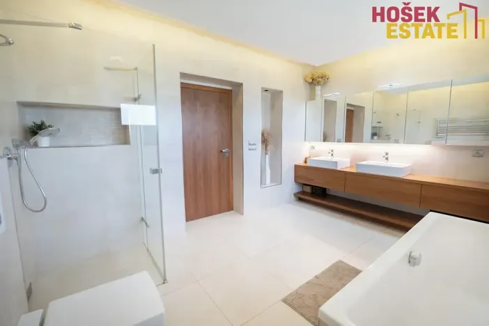 Prodej rodinného domu, Holubice, 240 m2