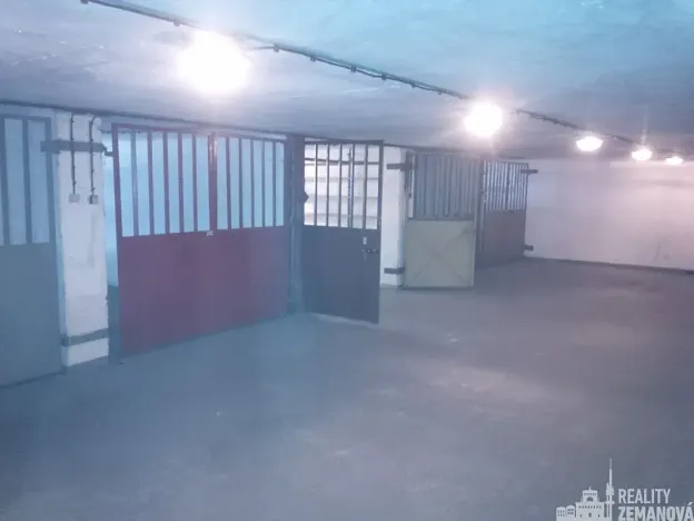 Pronájem garážového stání, Praha - Podolí, Kubištova, 16 m2
