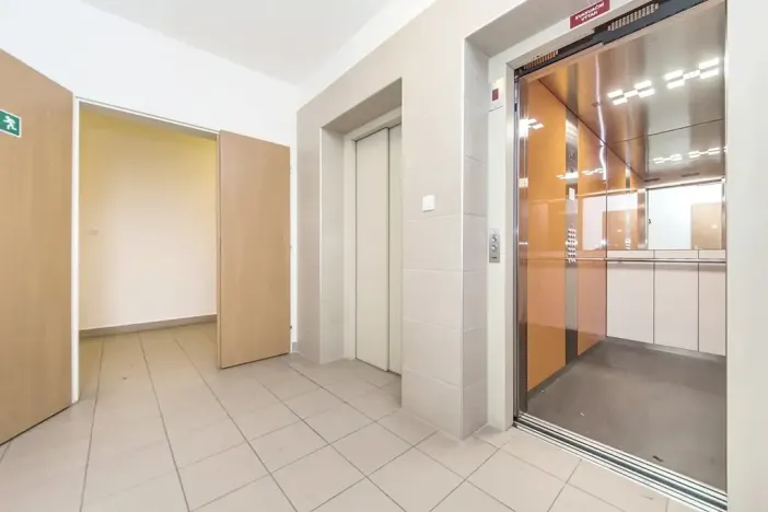 Pronájem garážového stání, Praha - Troja, Hnězdenská, 13 m2