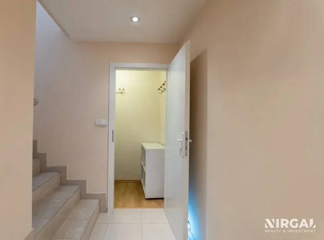 Prodej obchodního prostoru, Praha - Dejvice, Kolejní, 91 m2