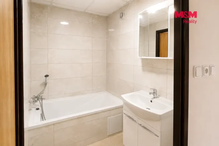 Pronájem bytu 1+1, Chomutov, Holešická, 36 m2