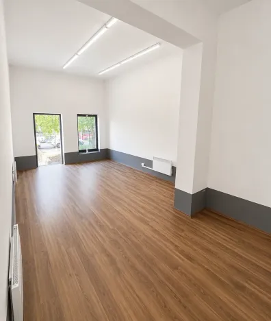 Pronájem obchodního prostoru, Praha - Horní Počernice, Komárovská, 210 m2