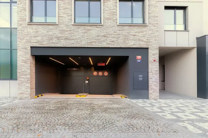 Pronájem garážového stání, Praha - Holešovice, U průhonu, 19 m2