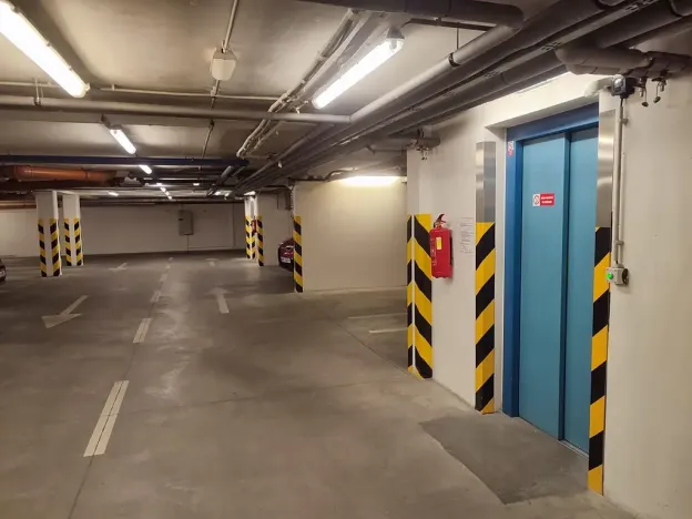 Pronájem garážového stání, Praha - Žižkov, Jeseniova, 14 m2