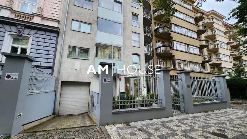 Pronájem garáže, Praha - Bubeneč, Ovenecká, 12 m2