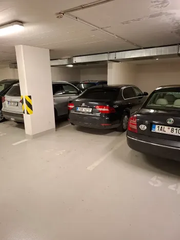 Pronájem garážového stání, Praha - Košíře, Pod školou, 26 m2