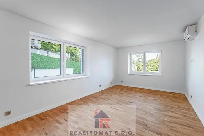 Pronájem vily, Praha - Komořany, Pod lesem, 770 m2