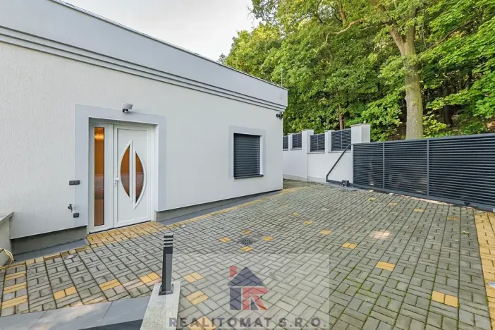 Pronájem vily, Praha - Komořany, Pod lesem, 770 m2
