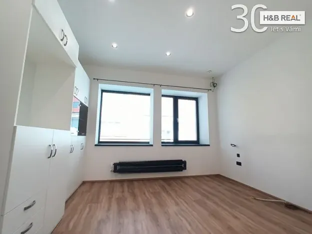 Pronájem kanceláře, Zlín, Rašínova, 58 m2