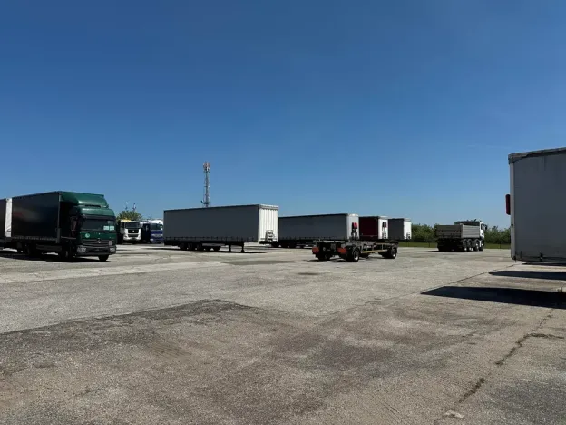 Pronájem komerčního pozemku, Holubice, 700 m2