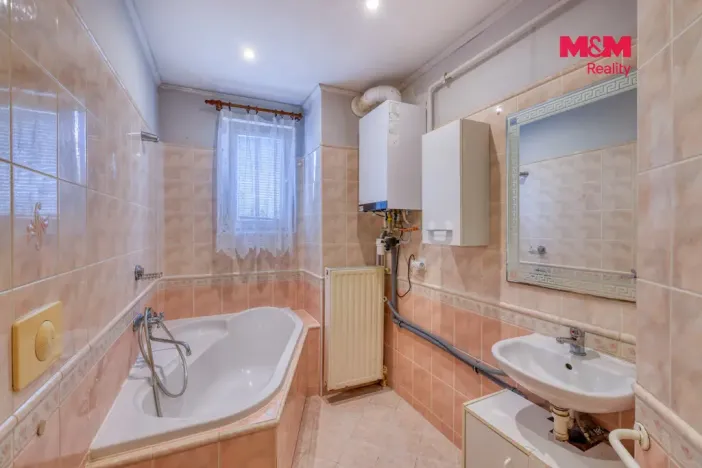 Prodej bytu 2+1, Karlovy Vary - Bohatice, Na Výšině, 45 m2