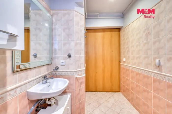 Prodej bytu 2+1, Karlovy Vary - Bohatice, Na Výšině, 45 m2