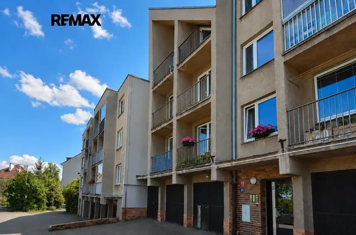 Pronájem garáže, Praha - Hlubočepy, Slivenecká, 14 m2