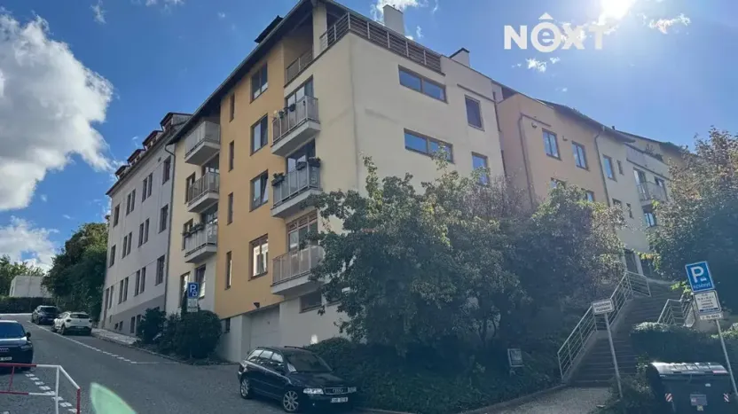 Pronájem garážového stání, Praha - Břevnov, Hošťálkova, 15 m2