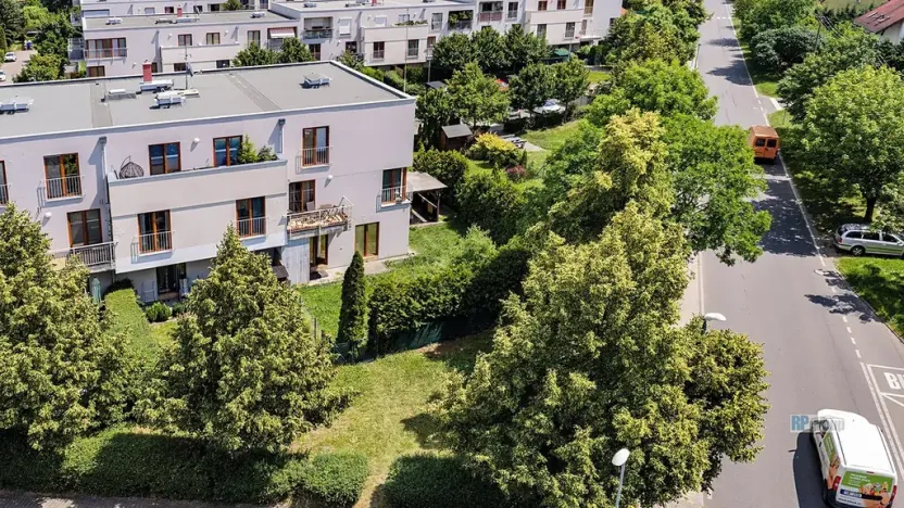 Prodej bytu 2+kk, Zbuzany, Lomená, 51 m2