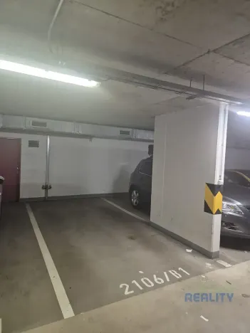 Pronájem garážového stání, Praha - Vysočany, Pod Harfou, 14 m2
