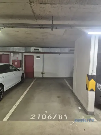 Pronájem garážového stání, Praha - Vysočany, Pod Harfou, 14 m2
