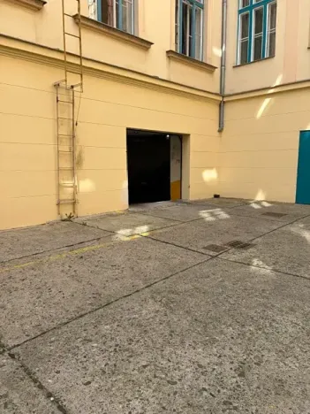 Pronájem garážového stání, Praha - Nové Město, Hálkova, 10 m2