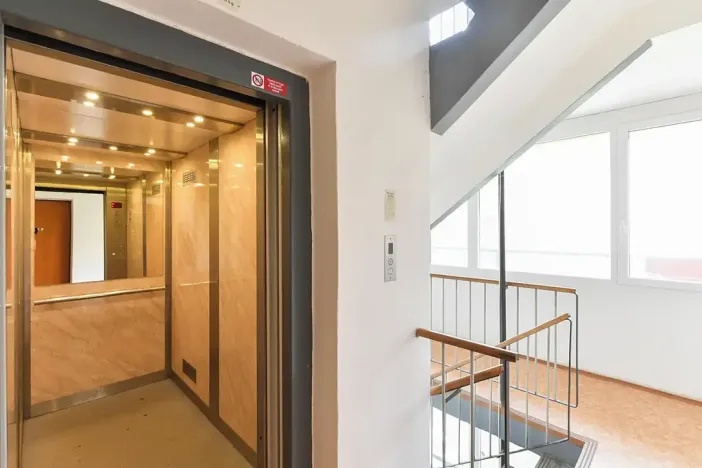 Pronájem bytu 2+kk, Praha - Kobylisy, Famfulíkova, 44 m2