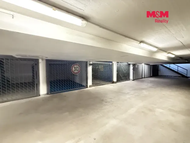 Pronájem garážového stání, Hradec Králové, Na Občinách, 15 m2