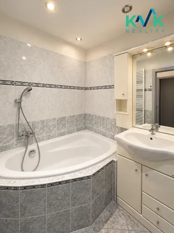 Prodej bytu 3+1, Ostrov, Kollárova, 68 m2