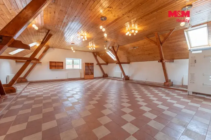 Pronájem obchodního prostoru, Křinec, Náměstí, 439 m2