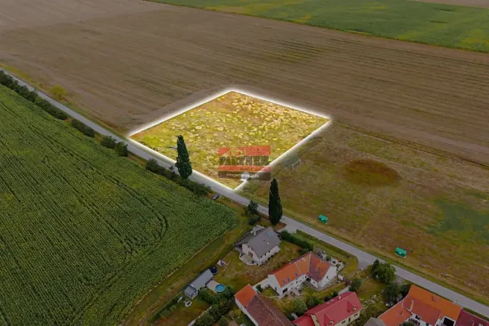 Prodej komerčního pozemku, Pištín, 8217 m2