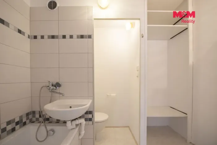 Pronájem bytu 1+1, Hradec Králové - Moravské Předměstí, Sezemická, 33 m2