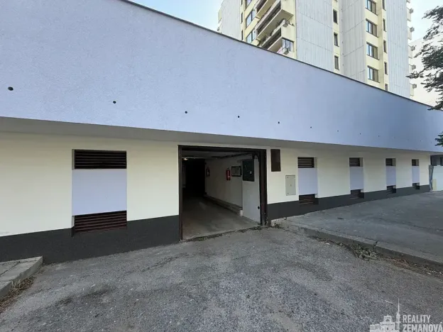 Pronájem garážového stání, Praha - Podolí, Kubištova, 17 m2