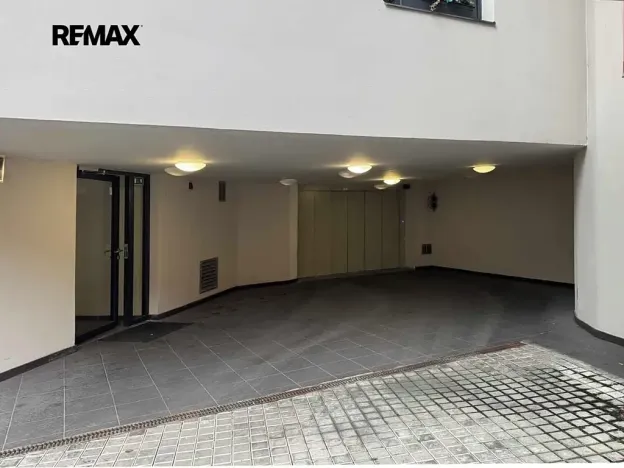 Pronájem garážového stání, Praha - Smíchov, Holečkova, 13 m2