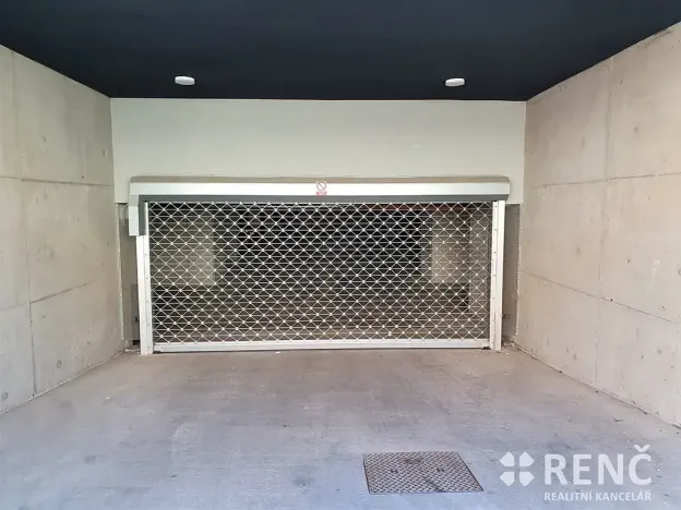 Pronájem garážového stání, Brno, Košinova, 15 m2