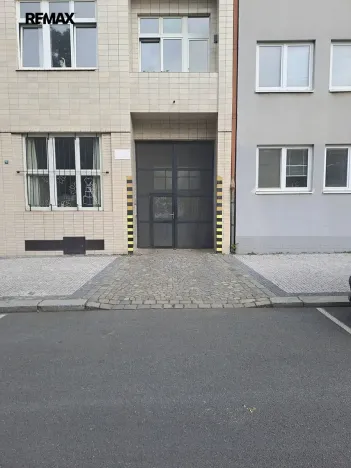 Pronájem garážového stání, Praha - Střešovice, Parléřova, 14 m2