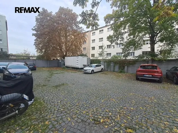 Pronájem garážového stání, Praha - Střešovice, Parléřova, 14 m2