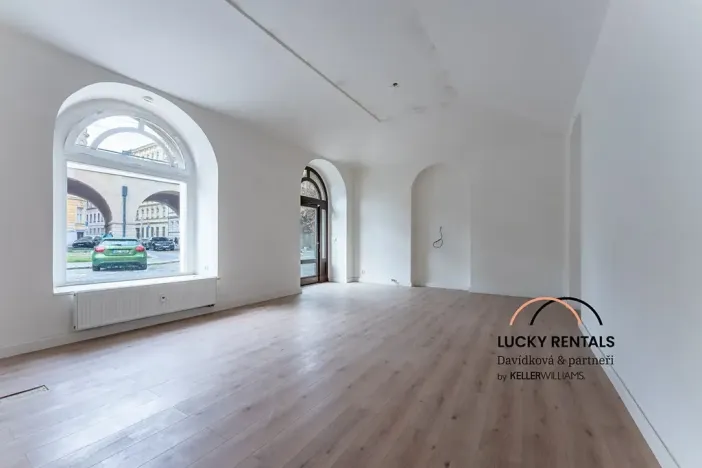 Pronájem obchodního prostoru, Praha - Karlín, Prvního pluku, 58 m2