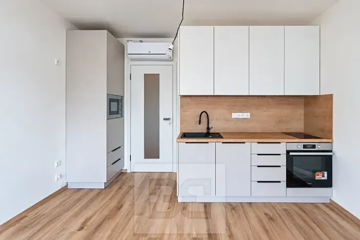 Pronájem bytu 1+kk, Praha - Hloubětín, Poděbradská, 32 m2