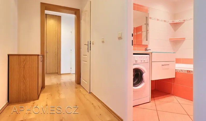 Pronájem bytu 2+kk, Praha - Kobylisy, Hlaváčova, 58 m2