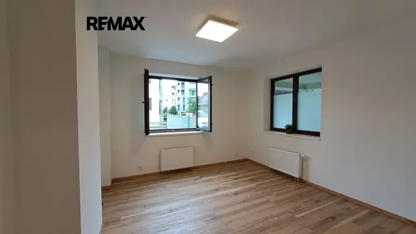 Pronájem bytu 2+kk, Praha - Podolí, Na hřebenech I, 38 m2
