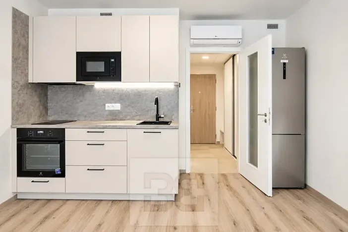 Pronájem bytu 1+kk, Praha - Hloubětín, Poděbradská, 32 m2
