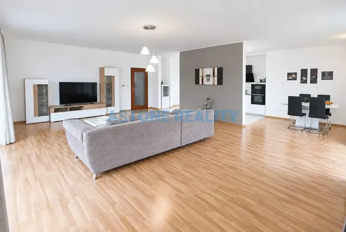 Pronájem rodinného domu, Trnová, 213 m2