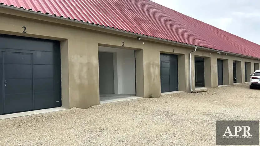 Pronájem garážového stání, Újezdec, 43 m2