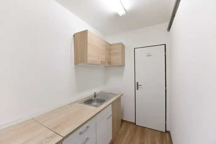 Prodej obchodního prostoru, Praha - Horní Počernice, Komárovská, 210 m2