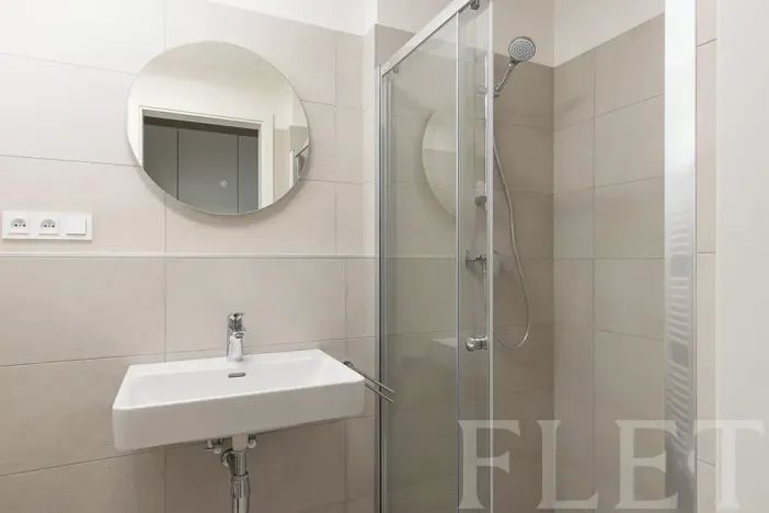 Pronájem bytu 1+kk, Praha - Karlín, Švarcova, 36 m2