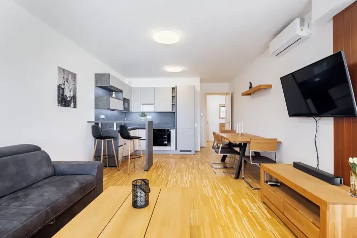 Pronájem bytu 2+kk, Praha - Karlín, Rohanské nábřeží, 60 m2